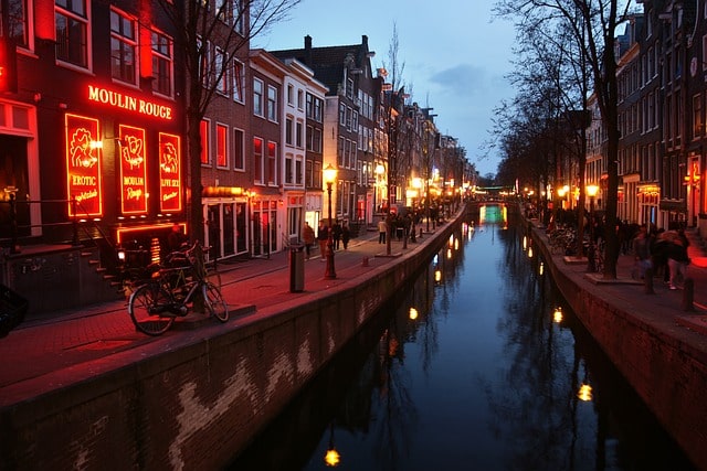 Barrio Rojo de Amsterdam. Contactos Íntimos y Locales Liberales Web de contactos de adultos Muy Íntimos